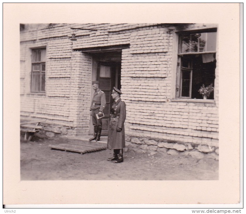 Foto 2. WK - Deutsche Soldaten (Offizier Und UO Beim Appell?) - 4*5,5cm (21425) - Krieg, Militär