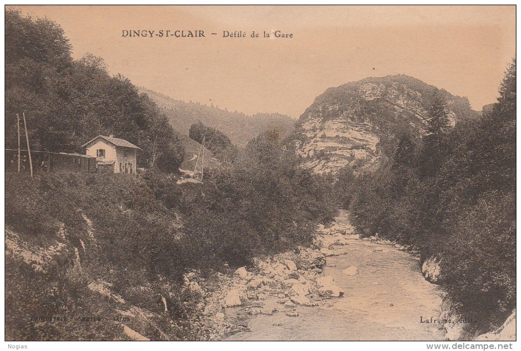 DINGY SAINT CLAIR - BEAU PLAN DU DEFILE DE LA GARE - TRAIN EN STATIONNEMENT A GAUCHE - - Dingy-Saint-Clair