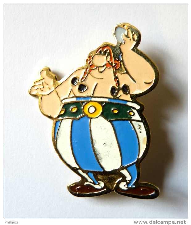 RARE BROCHE ASTERIX OBELIIX SALUANT 1978 DARGAUD (2) - Pin's