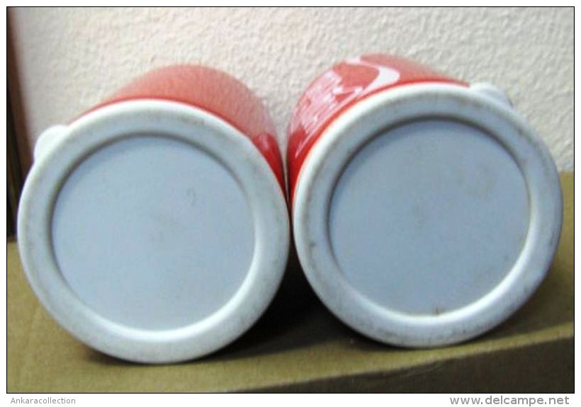 AC - COCA COLA PORCELAIN SALT & PAPPER SHAKERS PAIR FROM TURKEY - Artículos De Limpieza