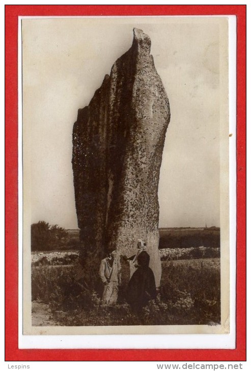 29 - SAINT JEAN - TROLIMON -- Un Menhir - Saint-Jean-Trolimon