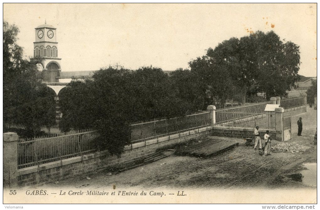 V1601 Cpa Gabès - Le Cercle Militaire Et L'entrée Du Camp - Tunisie