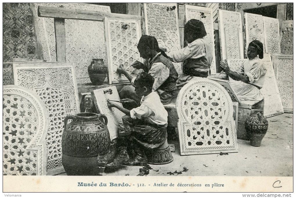 V1605 Cpa Musée Du Bardo, Atelier De Décorations En Plâtre - Tunisie