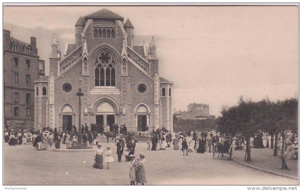 Pyrénées  Atlantique :  BIARRITZ  :  église   Sainte  Eugénie  , Sortie De  Messe - Biarritz