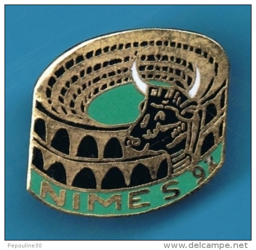 PIN´S //  ** FERIA NIMES ** 92 ** - Stierkampf