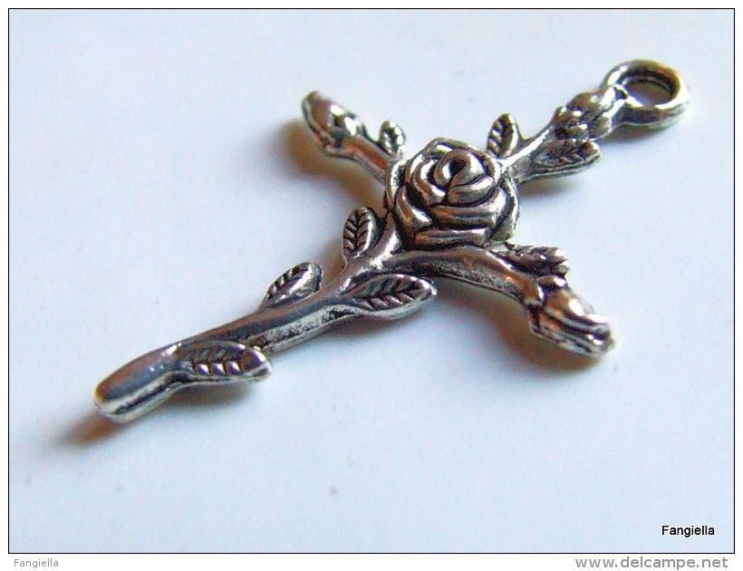 1 Breloque Pendentif Croix à La Rose Fleur Et Ses Boutons En Métal Argenté Belle Qualité Environ 35x24mm   Jolie Croix à - Perles