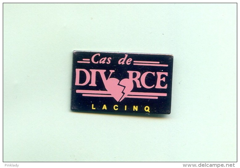 RARE  PINS  TELEVISION LA CINQ  CAS DE DIVORCE     FB707 - Mass Media