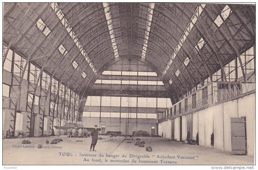 Toul,intérieur Du Hangar Du Dirigeable,adjudant Vincent,au Fond Le Monoplan Du Lieutenant Trétarre - Toul