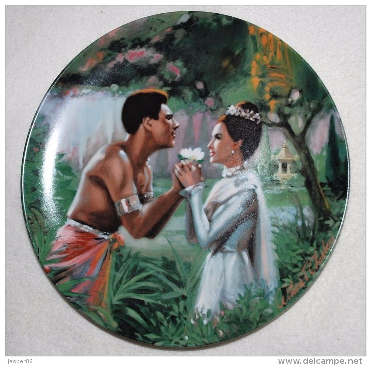 KNOWLES Collectible PLATE, "WE KISS In A SHADOW LOVE" P45 - Andere & Zonder Classificatie
