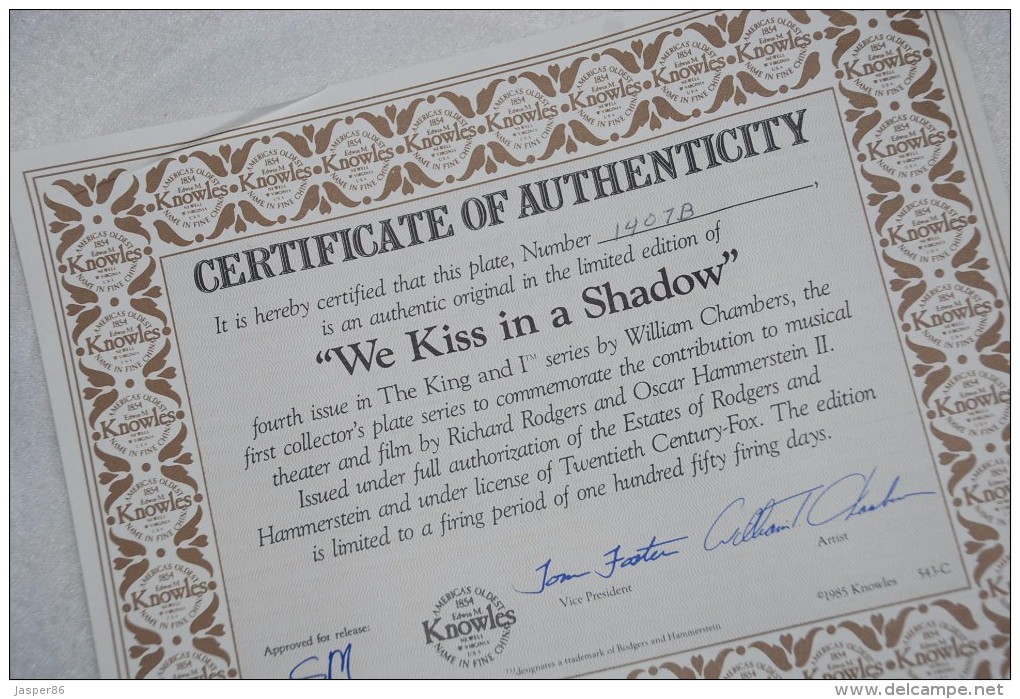 KNOWLES Collectible PLATE, "WE KISS In A SHADOW LOVE" P45 - Autres & Non Classés