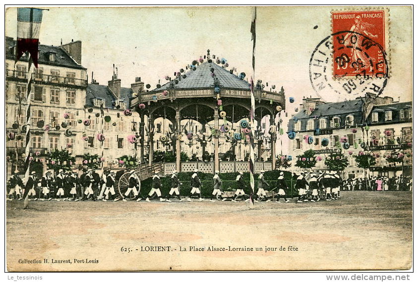 LORIENT (54) - Place Alsace Lorraine, Jour De Fête Avec Kiosque Décoré  Et Parade - Lorient