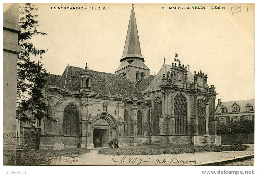 MAGNY-en-VEXIN (95) - L'église Avec Quelques Personnes Devant L'entrée - Magny En Vexin