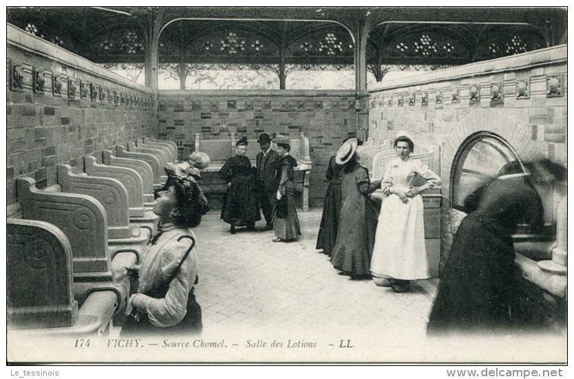 VICHY (03) - La Slle Des Lotions à La Source Chomel, Avec Les Clients En Traitement - Vichy