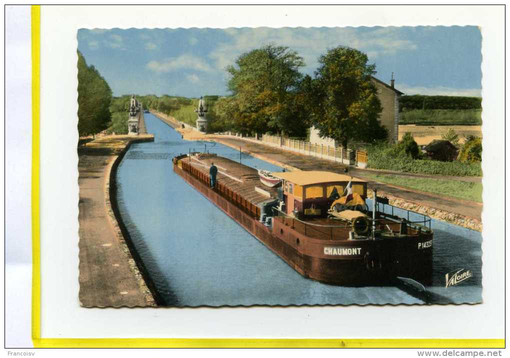 Briare Le Canal. - Pont Canal.  Postée 1969 . Peniche Chaumont. Batellerie  Edit ValoireN° 3858 - Briare