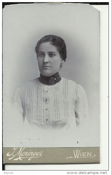 W30  --  CABINET  PHOTO,  CDV   --   AUSTRIA, WIEN  --  LADY   --   FOTOGRAF: JOSEF MENINGER    --  10,5 Cm X 6,3 Cm - Alte (vor 1900)