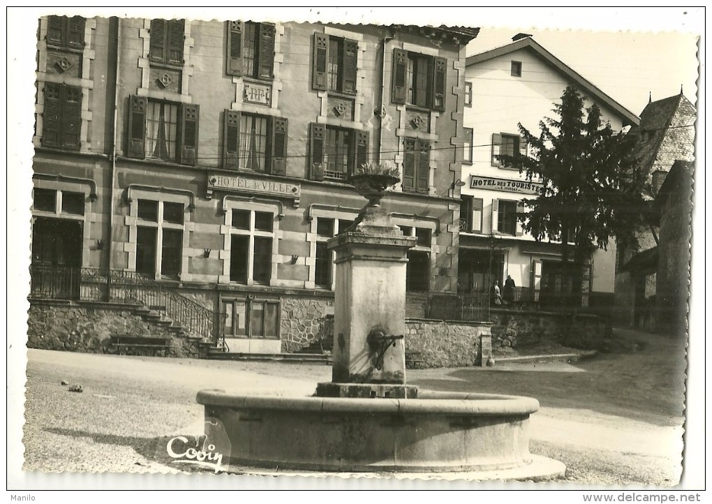 38 - THEYS - La Place  -  Hotel De Ville - Hotel Des Touristes -   COVIN EDITEUR - Theys