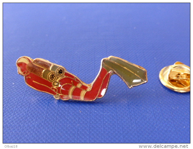 Pin's Plongée Sous Marine - Plongeur Rouge (PQ64) - Plongée