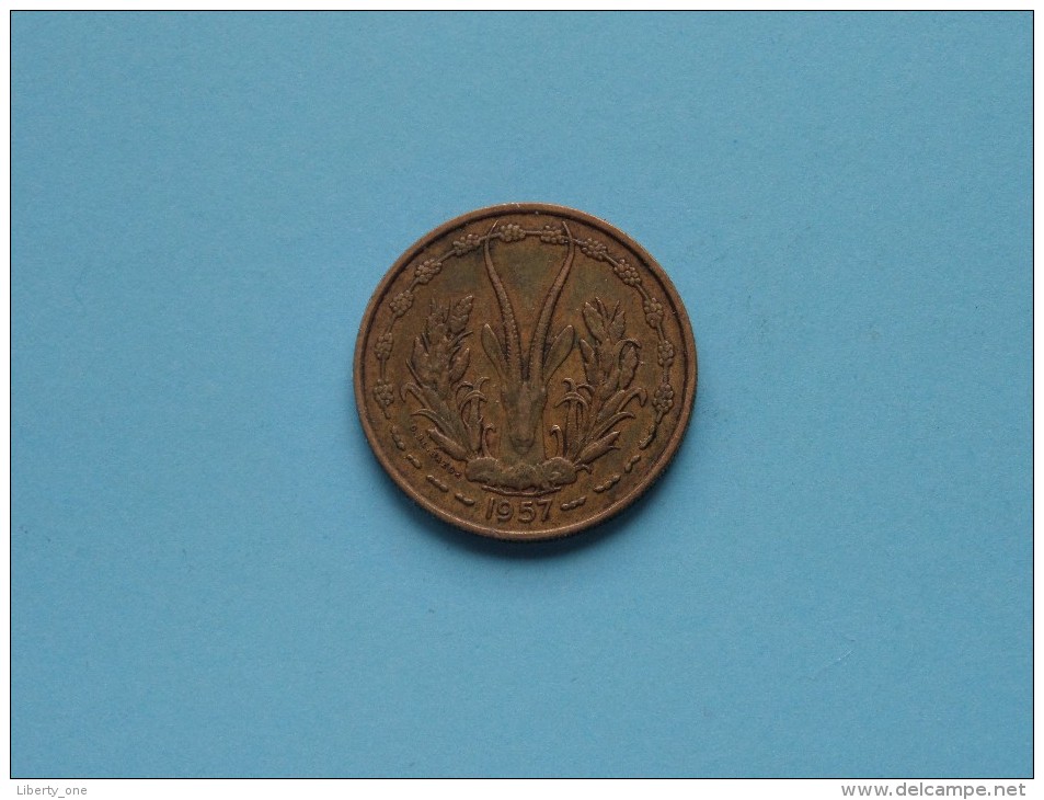 1957 West Africa French TOGO - 25 Francs / KM 9 ( Uncleaned Coin / Please See Photo ) !! - Autres & Non Classés