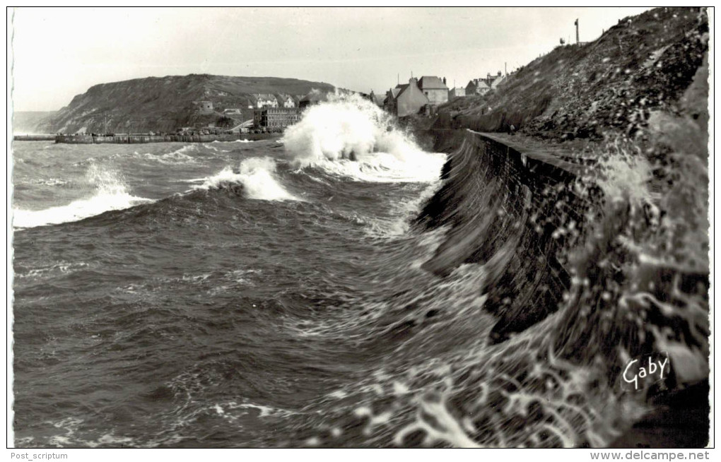 Port En Bessin Effet De Vague  Dans L'avant Port N° 44 - Port-en-Bessin-Huppain