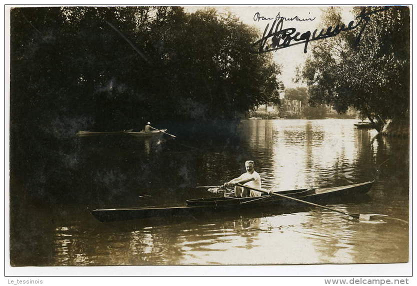 Carte Photo Montrant Un Rameur Sur Son Embarquation Signature Bequenet - Conv. Ligne La Garenne à Paris - Photographie