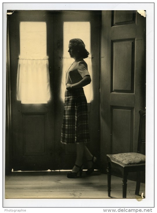 Portugal Guimaraes Etude Photographique Femme A La Maison Talons Hauts Ancienne Photo Azevedo 1950 - Anonymous Persons