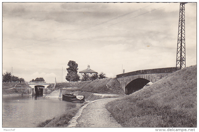 Saint Jean De Losne (écluse, Deux Ponts, Une Barge) Circulé 1955, Format CPA - Autres & Non Classés