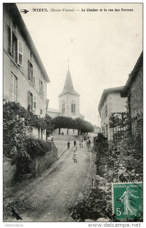 V1997 Cpa 87 Nieul - Le Clocher Et La Rue Des Perrons - Nieul