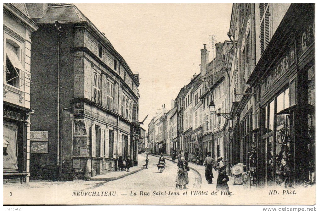 88. Neufchateau. La Rue Saint Jean Et L'hotel De Ville - Neufchateau