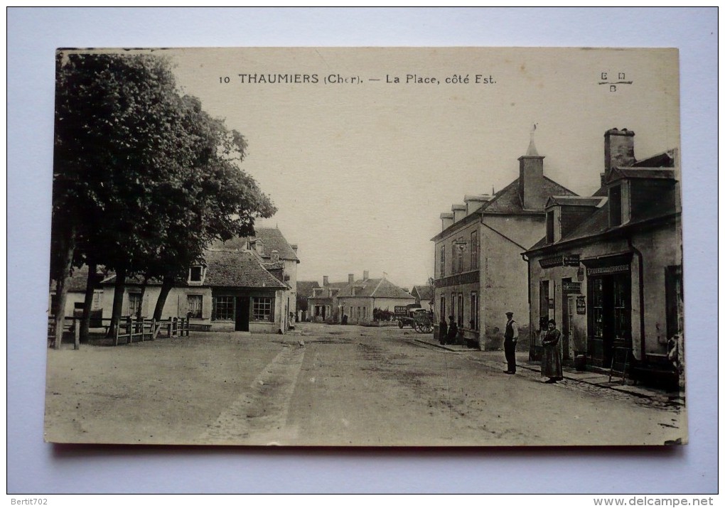 18 -THAUMIERS - La Place Côté Est - Thaumiers