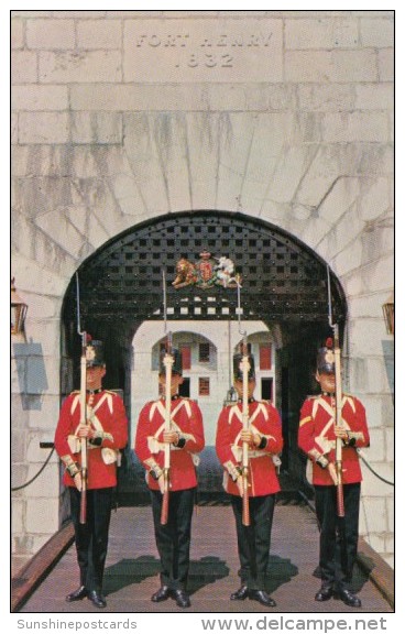 Canada Sentries Guarding The Drabridge And Main Gateway At Old Fort Henry Kingston Ontario - Kingston