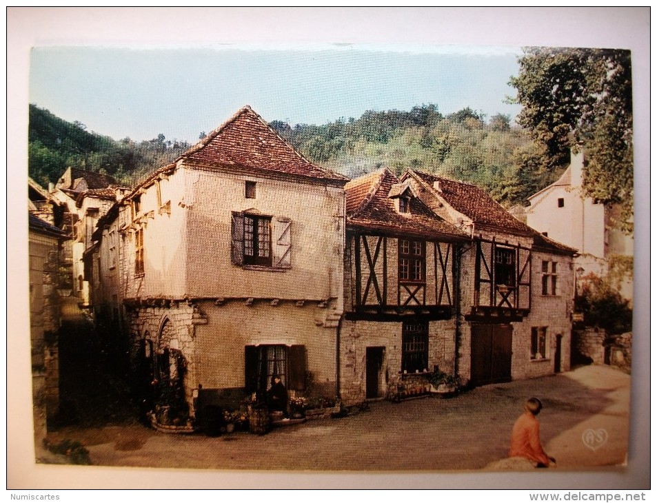 Carte Postale Saint Cirq Lapopie Place Du Sombral ,Maison Des XIII° Et XV° Siècles (non Circulée) - Saint-Cirq-Lapopie