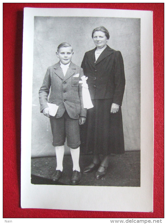 COMMUNION  - CARTE PHOTO - " COMMUNIANT AVEC SA MAMAN OU SA GRAND MERE  " - - Communion