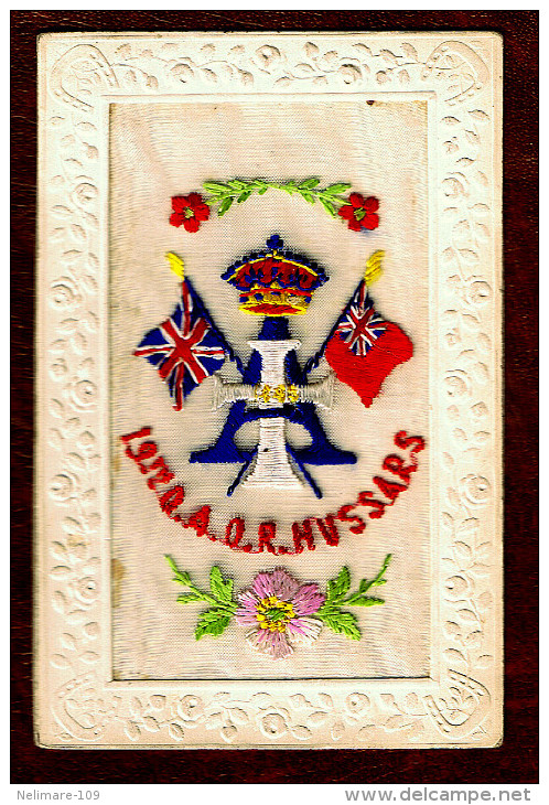 Cpa Brodée WW1 PROPAGANDE PATRIOTIQUE GUERRE 1914 1918 DRAPEAUX ANGLAIS 19ème REGIMENT Ed. G P LONDON PARIS HUSSARS - Brodées