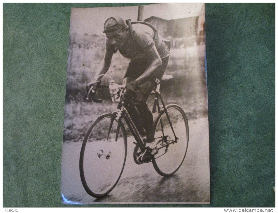 TOUR DE FRANCE 1950  -  DUSSAULT Vainqueur De La 10ème étape, Roule Seul Quelques Kilimètres Avant PAU - Cyclisme