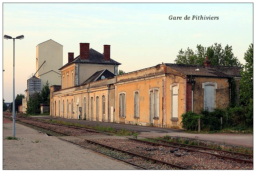 Gare De Pithiviers , Loiret - Une Photo Reproduit Carte Postale  10x15 Cm. - Stations Without Trains