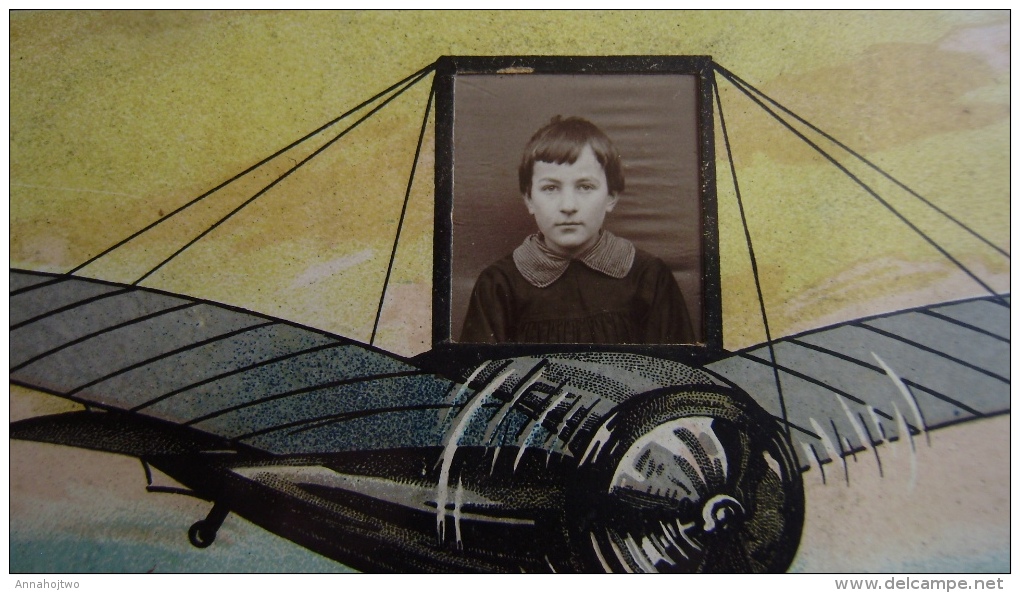 PORTRAIT FERROTYPE: Enfant Sur Un Avion Monoplan Survolant Lac Ou Bord De Mer. - Portraits