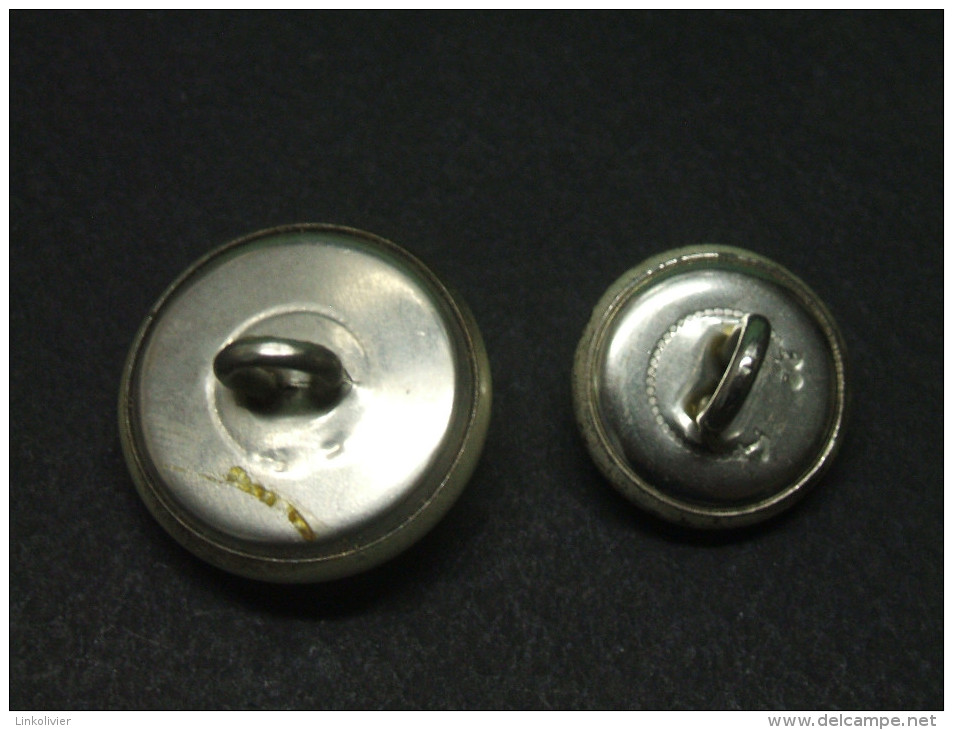 2 BOUTONS Militaires ARGENTÉS Métal RÉGIMENT Du MATÉRIEL - Buttons