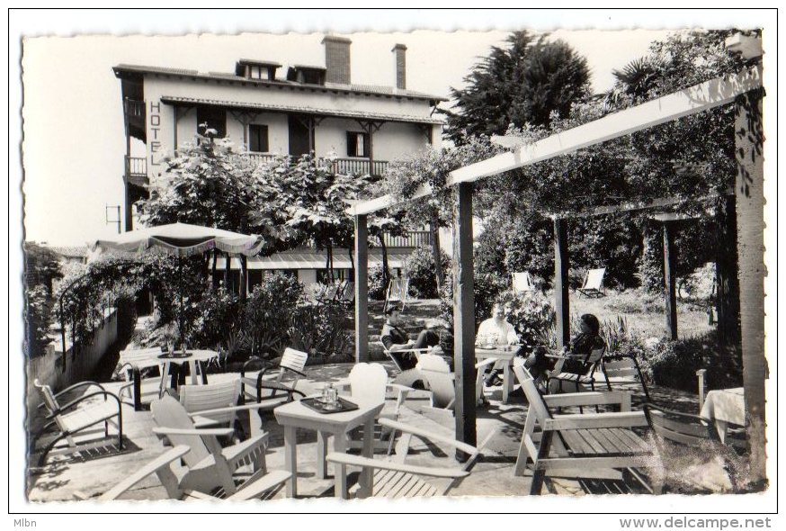 Cpsm Photo  9x14  Ciboure Saint Jean De Luz Hotel "Helro Baïta" H. Doumenjou, Propriétaire. Un Coin Du Parc  (terrasse) - Ciboure