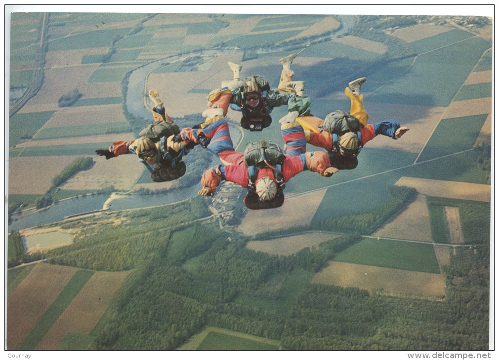 198 Diamant : Parachtistes Formation à 4 (au Dessus De La Vallée De Pau) - Parachutting