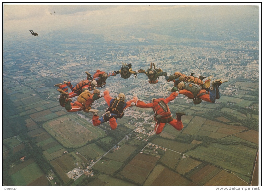 201 Etoile : Parachutistes Formation à 9 + 1 (au Dessus De La Vallée De Pau) - Paracaidismo