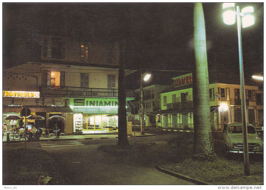 GUYANE FRANCAISE - CAYENNE   - PLACE DES PALMISTES LA NUIT - Cayenne