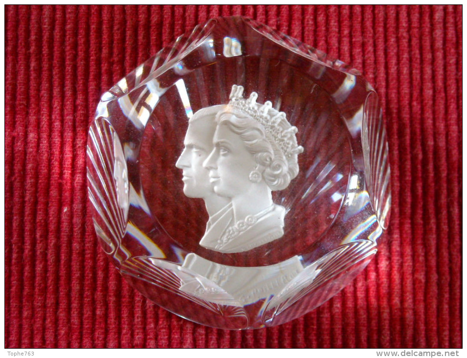 Rare Presse Papiers Baccarat Cristallo-Cérame Couronnement D'Elizabeth II 1953 Par Gilbert Poillerat - Paper-weights