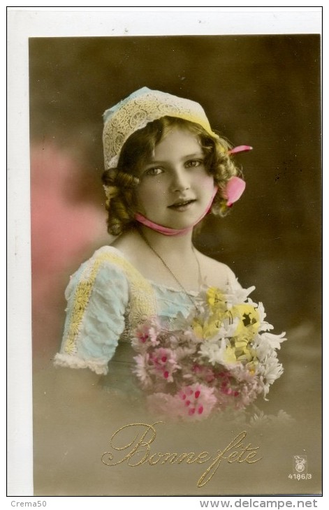 JOLIE FILLETTE Avec Bonnet Et Bouquet De Fleurs - Mode - Groupes D'enfants & Familles