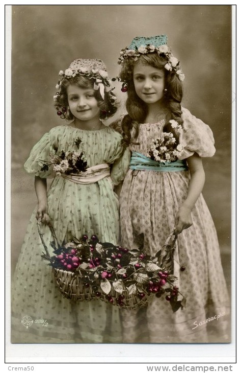 DEUX JOLIES FILLETTES  Avec Bonnet Et Fleurs - Mode - Gruppen Von Kindern Und Familien