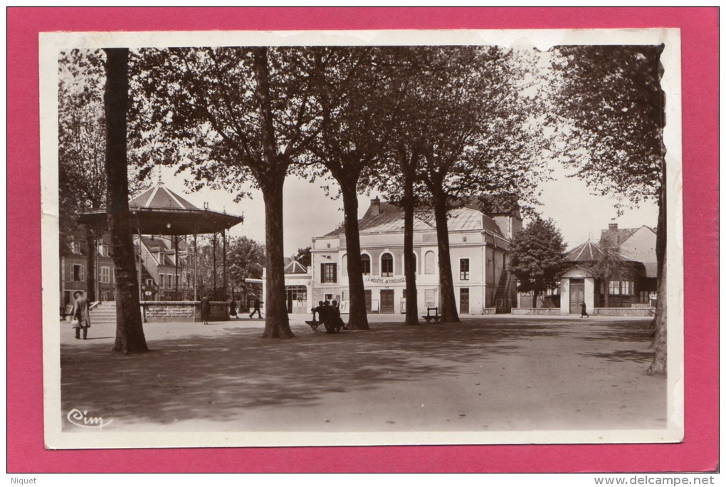 18 CHER ST-AMAND-MONTROND, Place Carrée, Animée, 1939,  (Combier, Macon) - Saint-Amand-Montrond