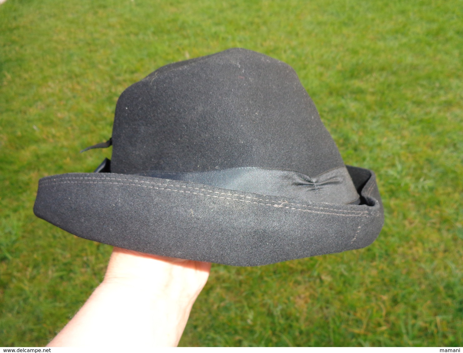Beau Chapeau Noir  Ancien Feutre---avec Sa Pochette Papier Vetements Henri Esders -gendre A Angouleme - 1900-1940