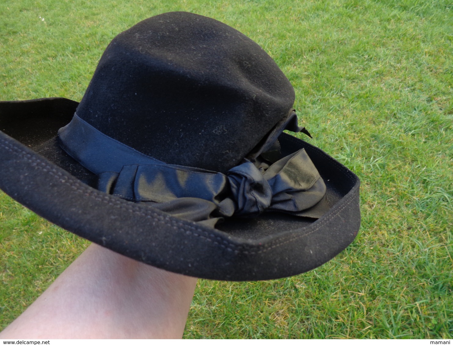 beau chapeau noir  ancien feutre---avec sa pochette papier vetements henri esders -gendre a angouleme