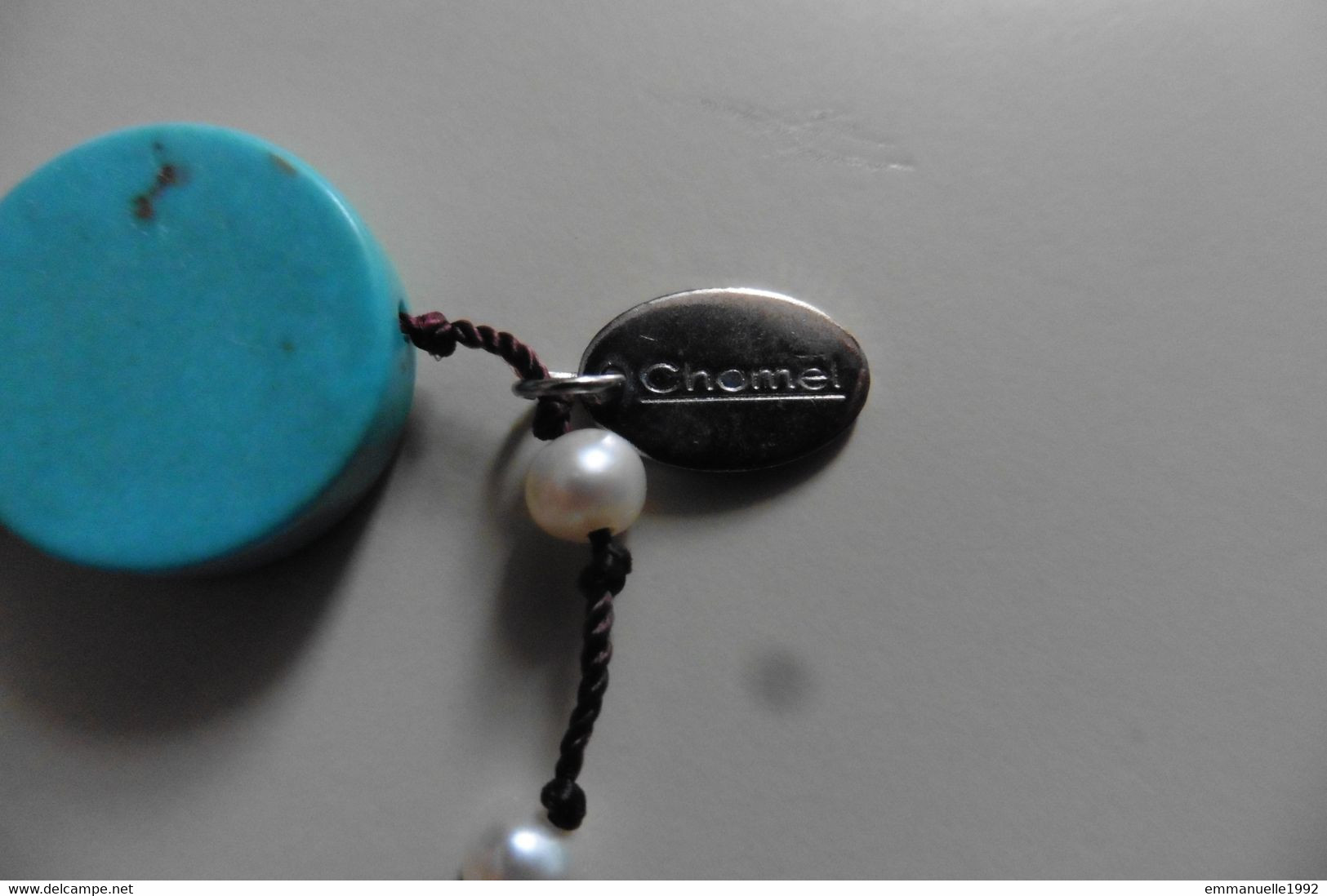 Neuf - Collier sautoir en perles plates rondes turquoise véritable et petites perles d'eau douce - Chomel