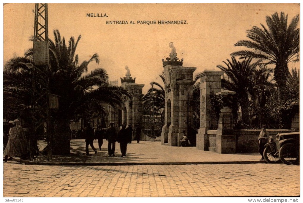 Espagne, Melilla, 2 Cartes: Plaza De Espana Et Entrada Al Parque   (bon Etat) - Melilla