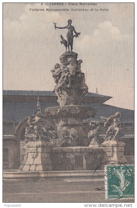 Cp , 65 , TARBES , Place Marcadieu , Fontaine Monumentale Duvigneau Et La Halle - Tarbes